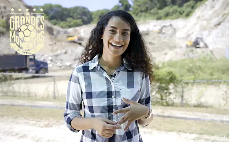 Testimonial de cliente en sitio de obra con el logo Los Grandes Momentos