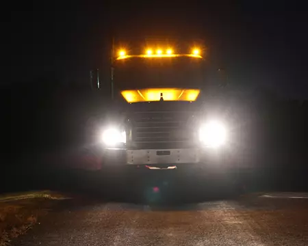 Camión en carretera nocturna