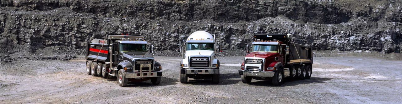 Banner con camiones de alta durabilidad en terreno minero
