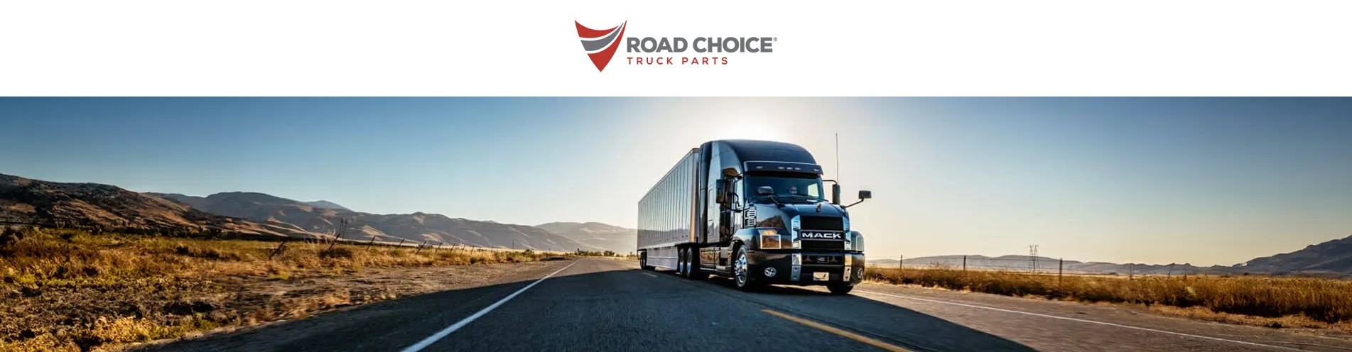Camión de Mack Trucks recorriendo una carretera en el desierto, con el logotipo de Road Choice como símbolo de su alianza comercial.