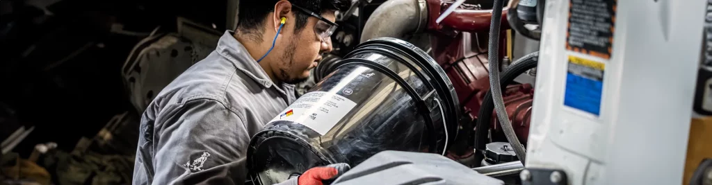 Técnico especializado añadiendo aceite de motor a un camión.