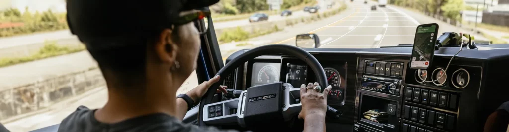 Chofer manejando un camión en carretera