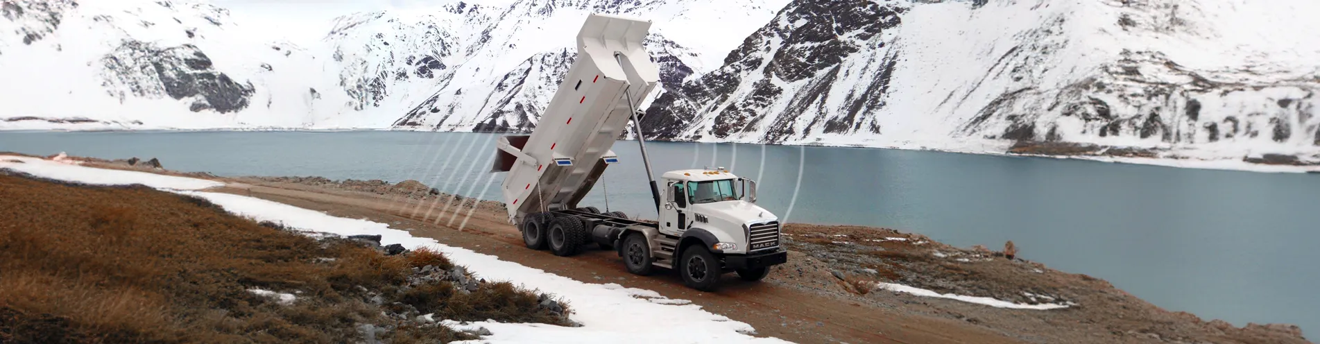 Camión de volteo Mack Granite en la nieve