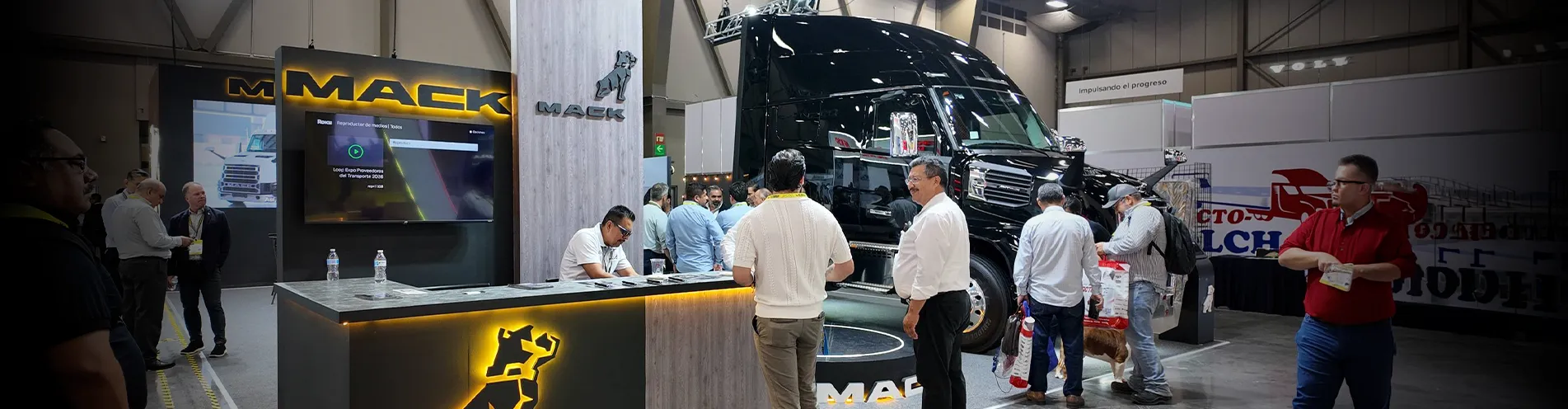 Stand de camiones Mack en Expo Proveedores Monterrey 2026 con un Nuevo Mack Anthem en exhibición.